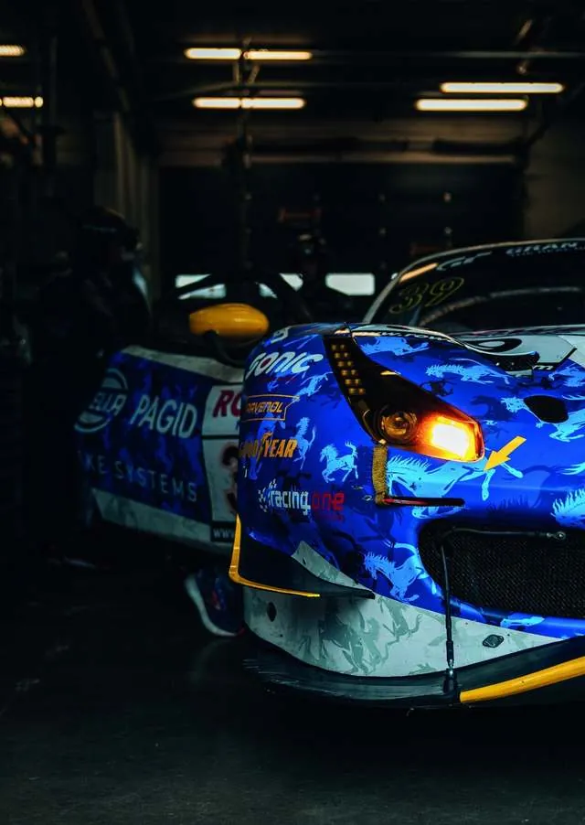 Carro de competição na oficina