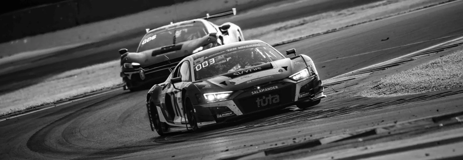 Carro de competição GT em pista, a preto e branco