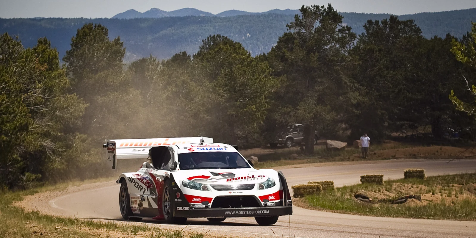 Coche de competición de montaña en una subida