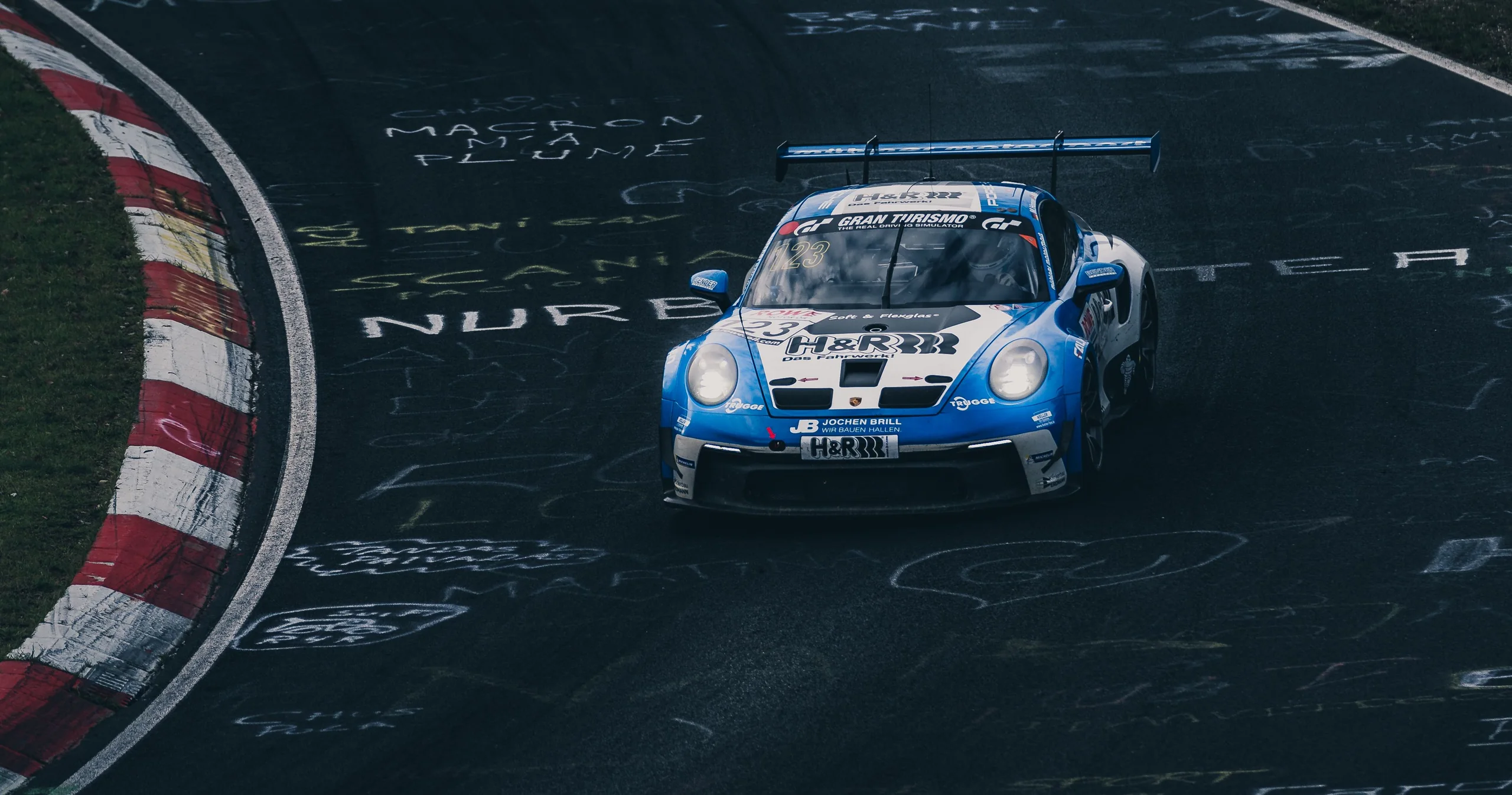 Porsche 911 de competição na Nürburgring Nordschleife, a preto e branco
